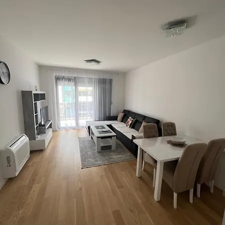 Luxury Apartment *